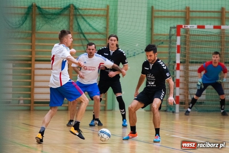 Zdjęcie w galerii na portalu naszraciborz.pl: Piątkowy wieczór z Halową Ligą Piłki Nożnej wiadomości z regionu