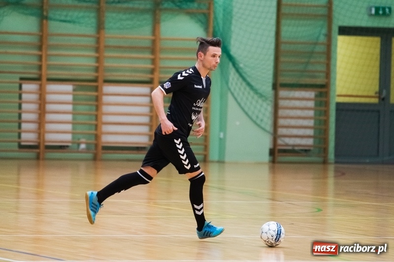Zdjęcie w galerii na portalu naszraciborz.pl: Piątkowy wieczór z Halową Ligą Piłki Nożnej wiadomości z regionu