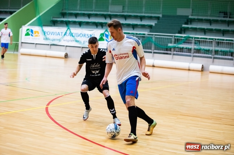 Zdjęcie w galerii na portalu naszraciborz.pl: Piątkowy wieczór z Halową Ligą Piłki Nożnej wiadomości z regionu