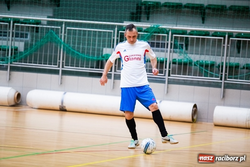 Zdjęcie w galerii na portalu naszraciborz.pl: Piątkowy wieczór z Halową Ligą Piłki Nożnej wiadomości z regionu