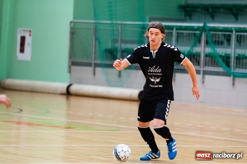 Zdjęcie w galerii na portalu naszraciborz.pl: Piątkowy wieczór z Halową Ligą Piłki Nożnej wiadomości z regionu