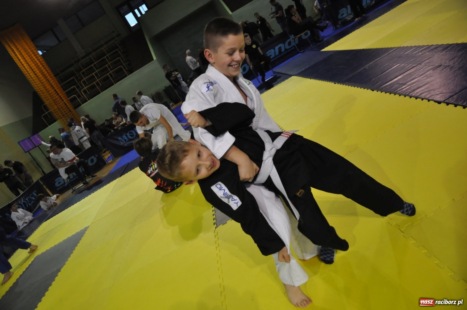 Zdjęcie w galerii na portalu naszraciborz.pl: Ogólnopolska liga dzieci i młodzieży w ju-jitsu na matach w Kuźni Raciborskiej wiadomości z regionu