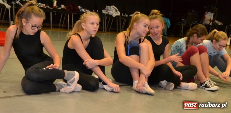 Zdjęcie w galerii na portalu naszraciborz.pl: Po drugiej stronie lustra. W RCK trwają warsztaty taneczne  wiadomości z regionu