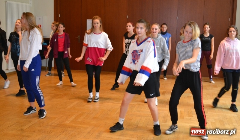 Zdjęcie w galerii na portalu naszraciborz.pl: Po drugiej stronie lustra. W RCK trwają warsztaty taneczne  wiadomości z regionu
