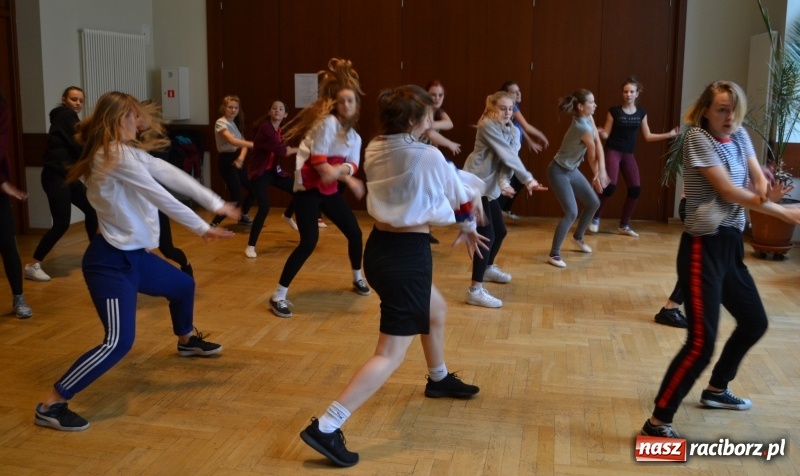 Zdjęcie w galerii na portalu naszraciborz.pl: Po drugiej stronie lustra. W RCK trwają warsztaty taneczne  wiadomości z regionu