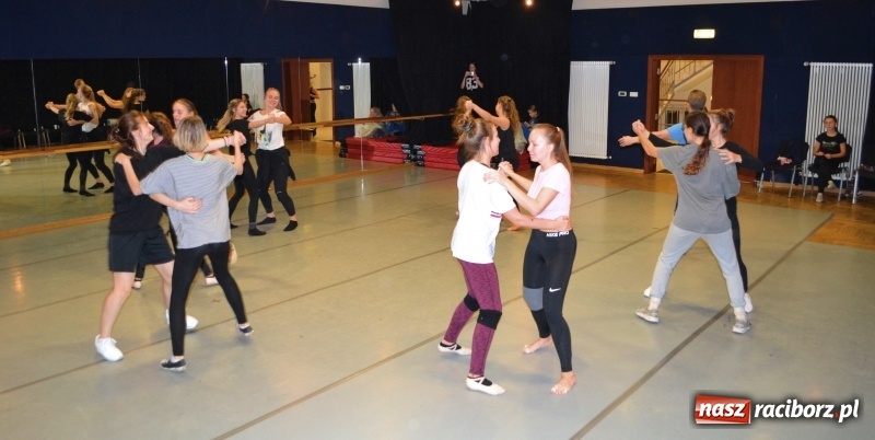 Zdjęcie w galerii na portalu naszraciborz.pl: Po drugiej stronie lustra. W RCK trwają warsztaty taneczne  wiadomości z regionu