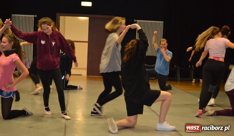 Zdjęcie w galerii na portalu naszraciborz.pl: Po drugiej stronie lustra. W RCK trwają warsztaty taneczne  wiadomości z regionu