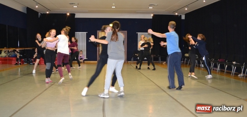 Zdjęcie w galerii na portalu naszraciborz.pl: Po drugiej stronie lustra. W RCK trwają warsztaty taneczne  wiadomości z regionu