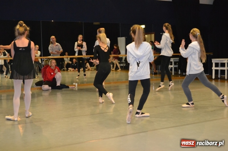Zdjęcie w galerii na portalu naszraciborz.pl: Po drugiej stronie lustra. W RCK trwają warsztaty taneczne  wiadomości z regionu