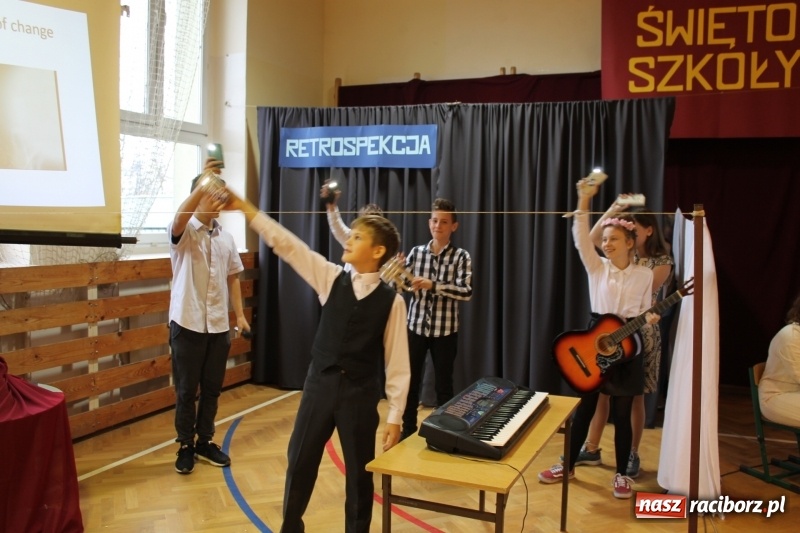 Zdjęcie w galerii na portalu naszraciborz.pl: Święto szkoły i otwarcie boiska wielofunkcyjnego na Płoni i Oborze wiadomości z regionu