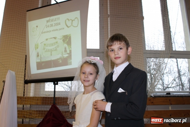 Zdjęcie w galerii na portalu naszraciborz.pl: Święto szkoły i otwarcie boiska wielofunkcyjnego na Płoni i Oborze wiadomości z regionu