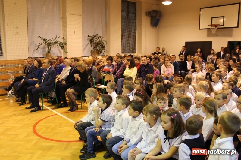 Zdjęcie w galerii na portalu naszraciborz.pl: Święto szkoły i otwarcie boiska wielofunkcyjnego na Płoni i Oborze wiadomości z regionu