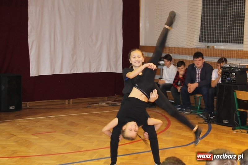 Zdjęcie w galerii na portalu naszraciborz.pl: Święto szkoły i otwarcie boiska wielofunkcyjnego na Płoni i Oborze wiadomości z regionu