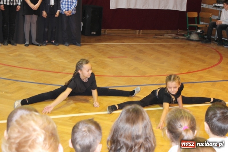Zdjęcie w galerii na portalu naszraciborz.pl: Święto szkoły i otwarcie boiska wielofunkcyjnego na Płoni i Oborze wiadomości z regionu
