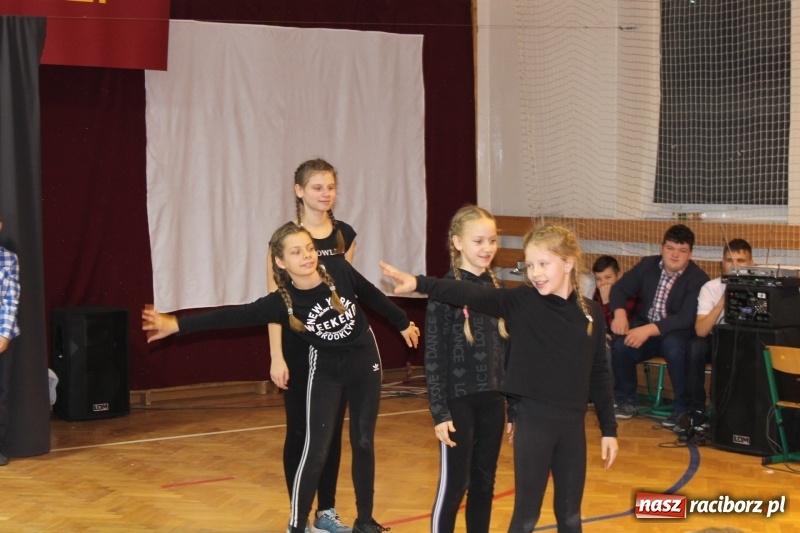 Zdjęcie w galerii na portalu naszraciborz.pl: Święto szkoły i otwarcie boiska wielofunkcyjnego na Płoni i Oborze wiadomości z regionu