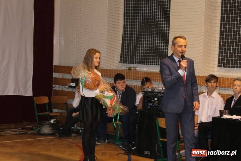 Zdjęcie w galerii na portalu naszraciborz.pl: Święto szkoły i otwarcie boiska wielofunkcyjnego na Płoni i Oborze wiadomości z regionu