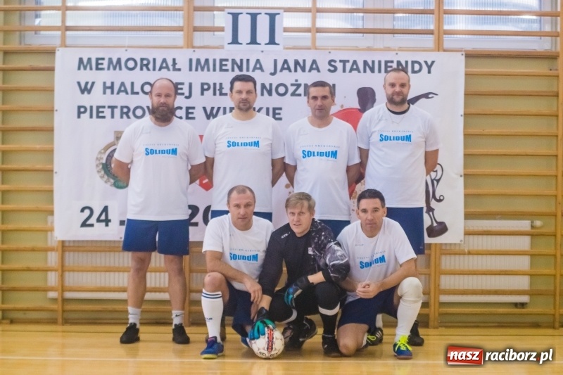 Zdjęcie w galerii na portalu naszraciborz.pl: III Memoriał im. Jana Staniendy. Sędziowie Podokręgu Racibórz obronili trofeum wiadomości z regionu