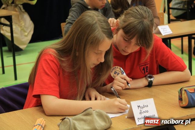 Zdjęcie w galerii na portalu naszraciborz.pl: Omnibus wśród szóstoklasistów wiadomości z regionu