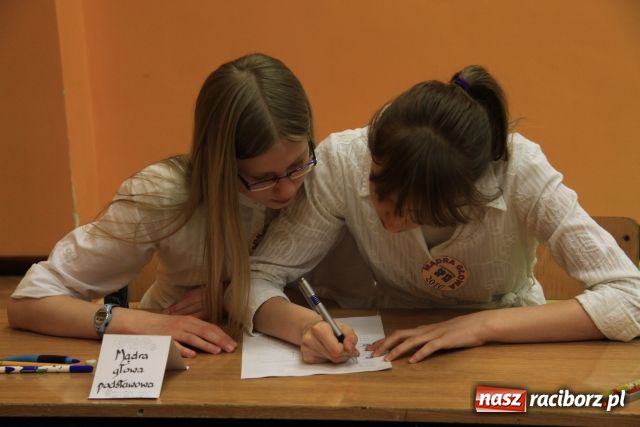 Zdjęcie w galerii na portalu naszraciborz.pl: Omnibus wśród szóstoklasistów wiadomości z regionu