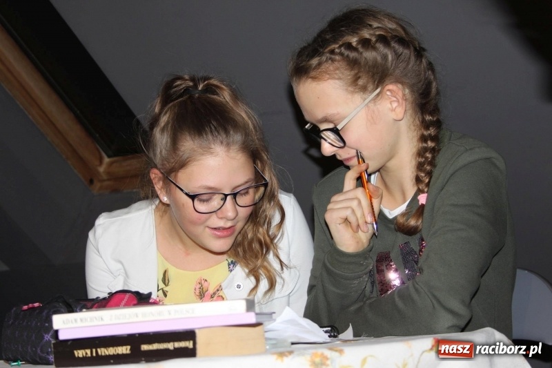 Zdjęcie w galerii na portalu naszraciborz.pl: Kosmiczni wędrowcy na Poddaszu z Głową w Pietraszynie  wiadomości z regionu