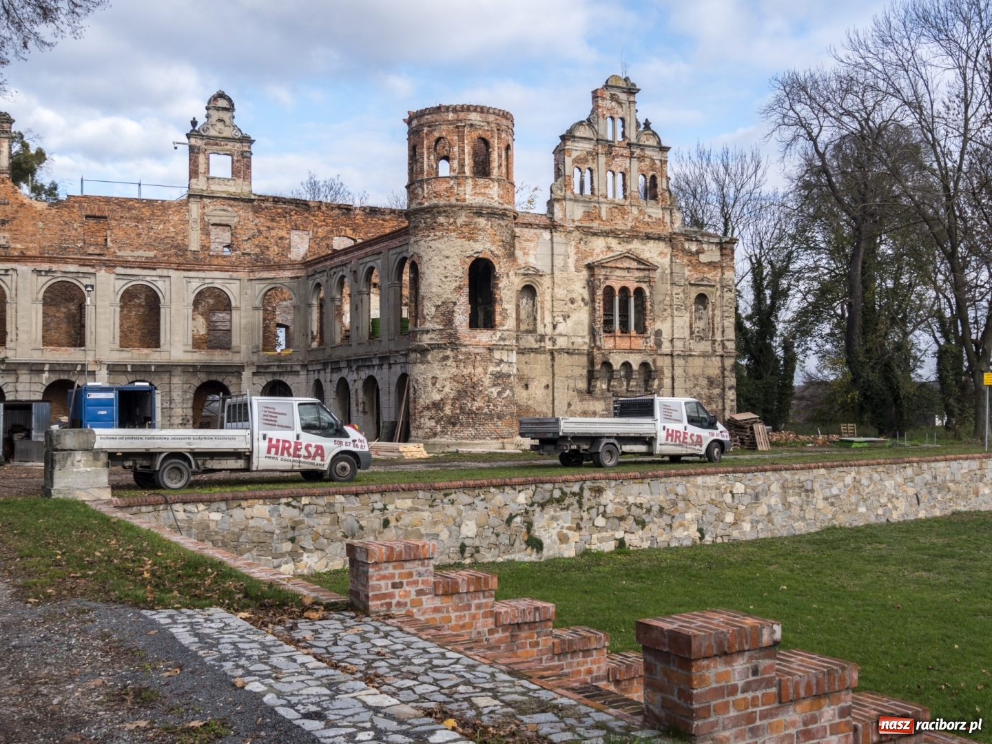 Zdjęcie w galerii na portalu naszraciborz.pl: Trwa odbudowa zamku w Tworkowie. Zobaczcie co widać z punktu widokowego na wieży wiadomości z regionu