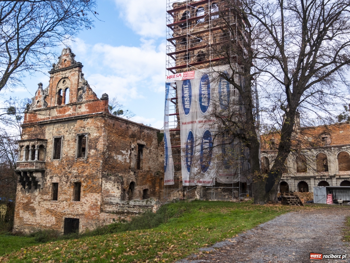 Zdjęcie w galerii na portalu naszraciborz.pl: Trwa odbudowa zamku w Tworkowie. Zobaczcie co widać z punktu widokowego na wieży wiadomości z regionu