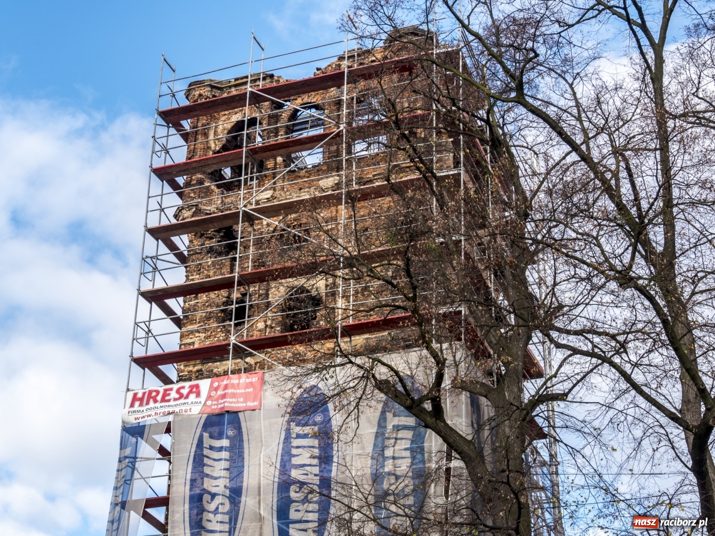 Zdjęcie w galerii na portalu naszraciborz.pl: Trwa odbudowa zamku w Tworkowie. Zobaczcie co widać z punktu widokowego na wieży wiadomości z regionu