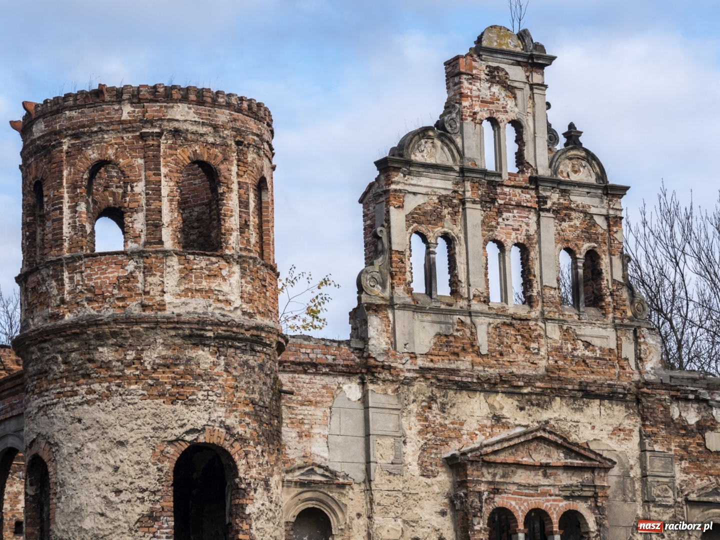 Zdjęcie w galerii na portalu naszraciborz.pl: Trwa odbudowa zamku w Tworkowie. Zobaczcie co widać z punktu widokowego na wieży wiadomości z regionu