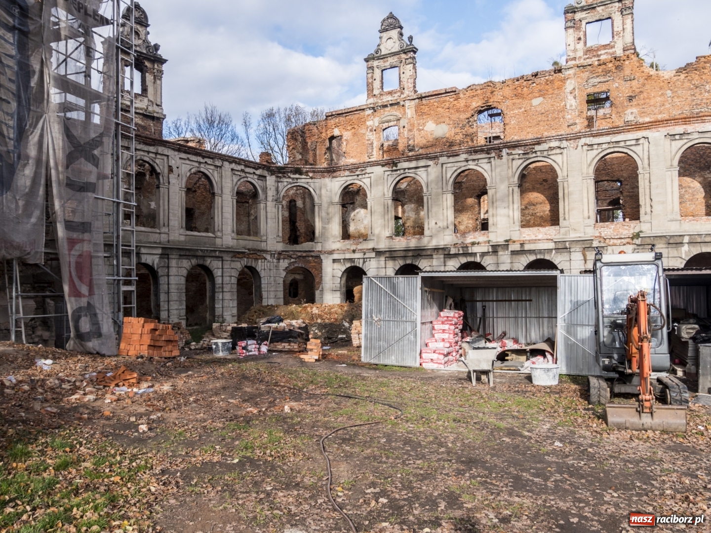 Zdjęcie w galerii na portalu naszraciborz.pl: Trwa odbudowa zamku w Tworkowie. Zobaczcie co widać z punktu widokowego na wieży wiadomości z regionu