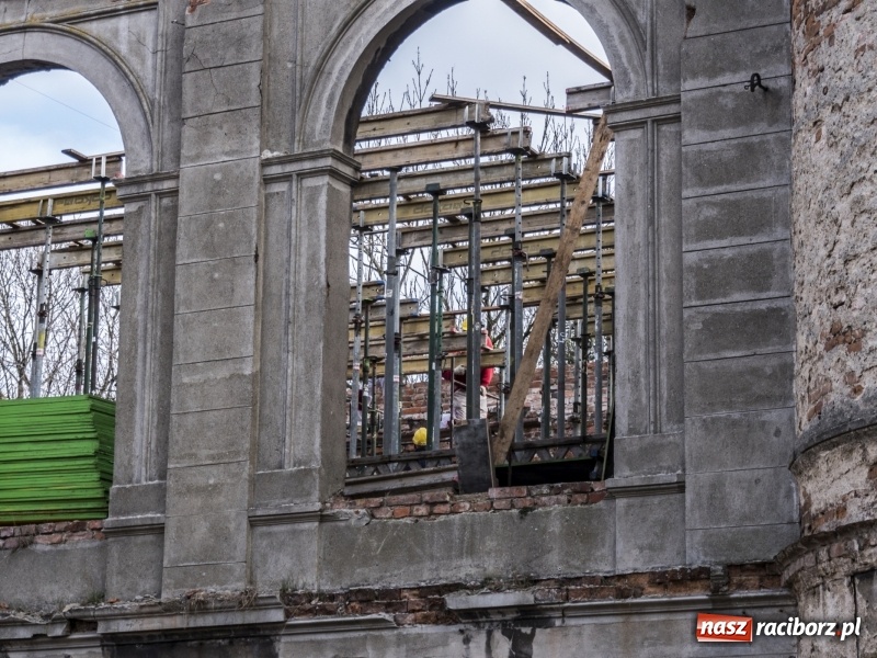 Zdjęcie w galerii na portalu naszraciborz.pl: Trwa odbudowa zamku w Tworkowie. Zobaczcie co widać z punktu widokowego na wieży wiadomości z regionu