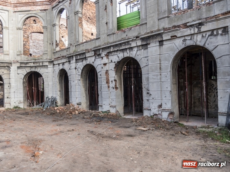 Zdjęcie w galerii na portalu naszraciborz.pl: Trwa odbudowa zamku w Tworkowie. Zobaczcie co widać z punktu widokowego na wieży wiadomości z regionu