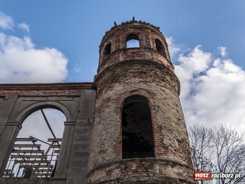 Zdjęcie w galerii na portalu naszraciborz.pl: Trwa odbudowa zamku w Tworkowie. Zobaczcie co widać z punktu widokowego na wieży wiadomości z regionu