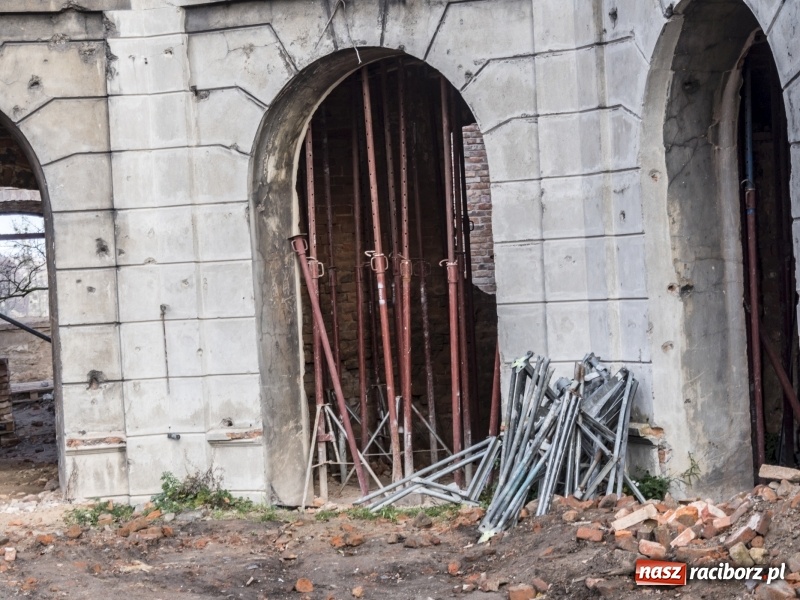 Zdjęcie w galerii na portalu naszraciborz.pl: Trwa odbudowa zamku w Tworkowie. Zobaczcie co widać z punktu widokowego na wieży wiadomości z regionu
