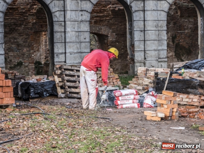 Zdjęcie w galerii na portalu naszraciborz.pl: Trwa odbudowa zamku w Tworkowie. Zobaczcie co widać z punktu widokowego na wieży wiadomości z regionu