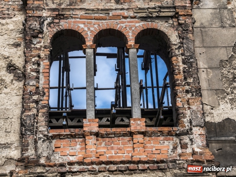 Zdjęcie w galerii na portalu naszraciborz.pl: Trwa odbudowa zamku w Tworkowie. Zobaczcie co widać z punktu widokowego na wieży wiadomości z regionu