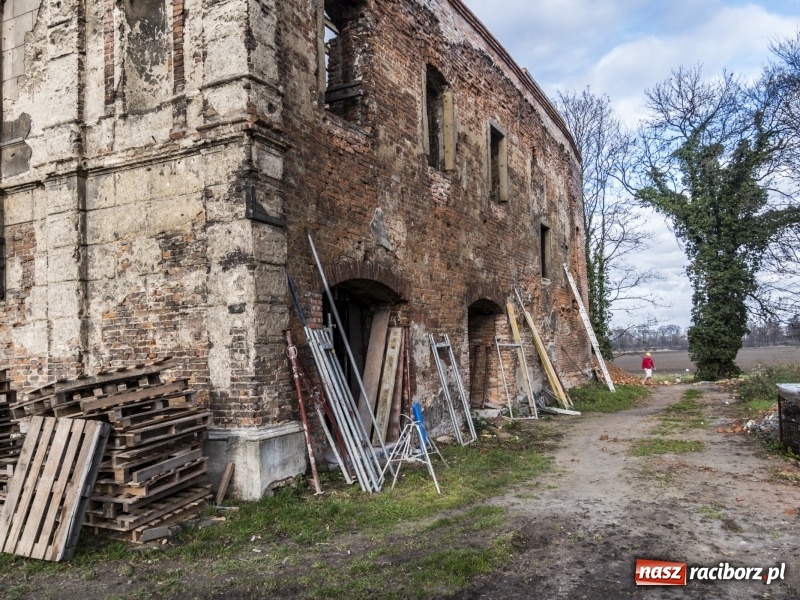 Zdjęcie w galerii na portalu naszraciborz.pl: Trwa odbudowa zamku w Tworkowie. Zobaczcie co widać z punktu widokowego na wieży wiadomości z regionu