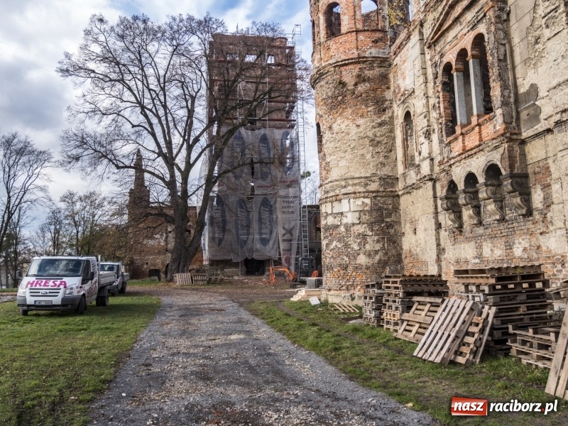 Zdjęcie w galerii na portalu naszraciborz.pl: Trwa odbudowa zamku w Tworkowie. Zobaczcie co widać z punktu widokowego na wieży wiadomości z regionu