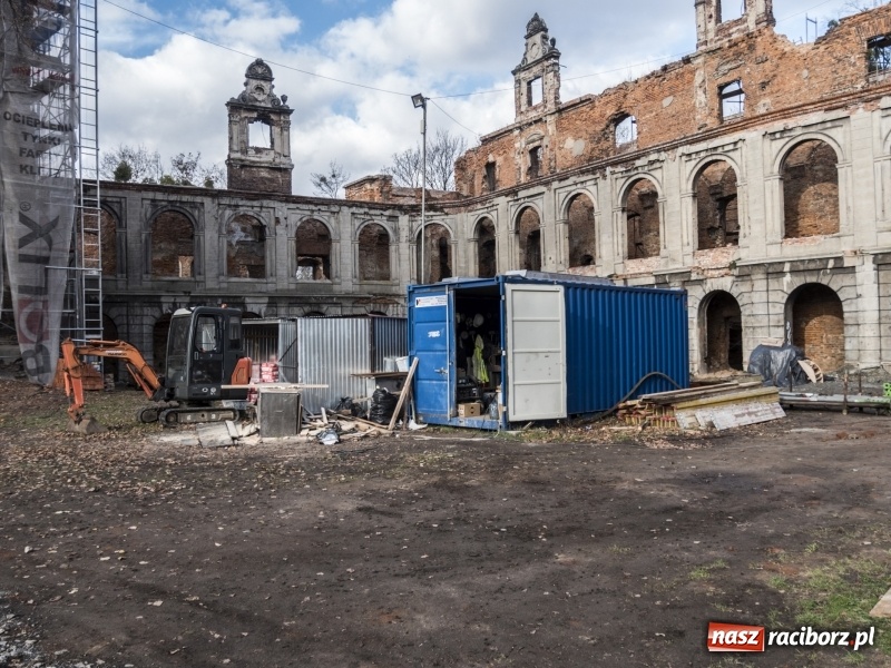 Zdjęcie w galerii na portalu naszraciborz.pl: Trwa odbudowa zamku w Tworkowie. Zobaczcie co widać z punktu widokowego na wieży wiadomości z regionu