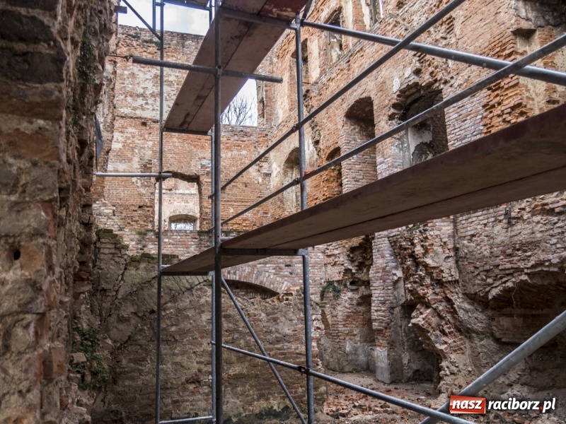 Zdjęcie w galerii na portalu naszraciborz.pl: Trwa odbudowa zamku w Tworkowie. Zobaczcie co widać z punktu widokowego na wieży wiadomości z regionu
