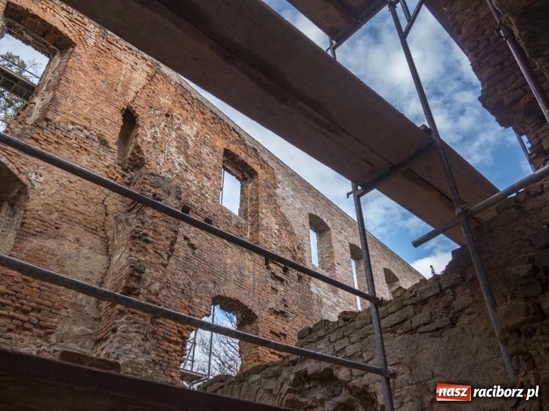 Zdjęcie w galerii na portalu naszraciborz.pl: Trwa odbudowa zamku w Tworkowie. Zobaczcie co widać z punktu widokowego na wieży wiadomości z regionu