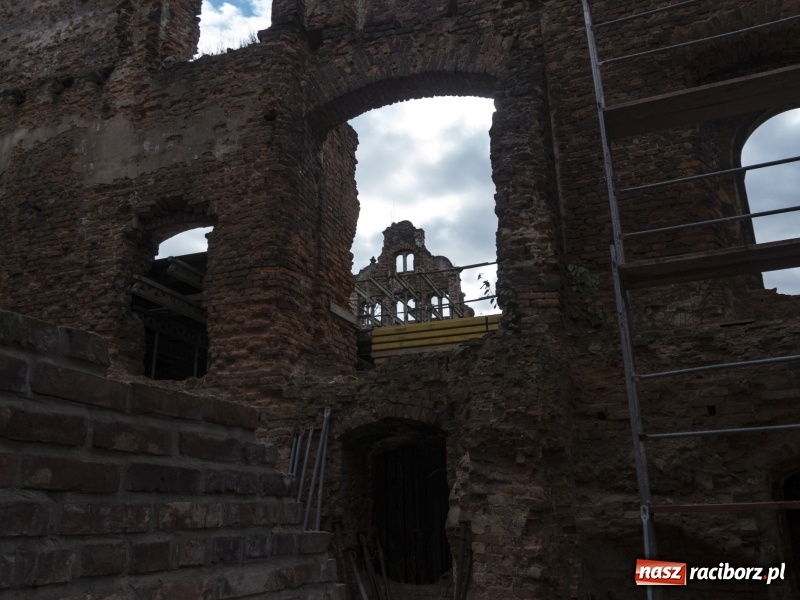 Zdjęcie w galerii na portalu naszraciborz.pl: Trwa odbudowa zamku w Tworkowie. Zobaczcie co widać z punktu widokowego na wieży wiadomości z regionu