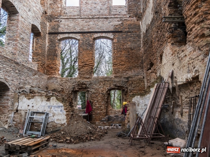 Zdjęcie w galerii na portalu naszraciborz.pl: Trwa odbudowa zamku w Tworkowie. Zobaczcie co widać z punktu widokowego na wieży wiadomości z regionu