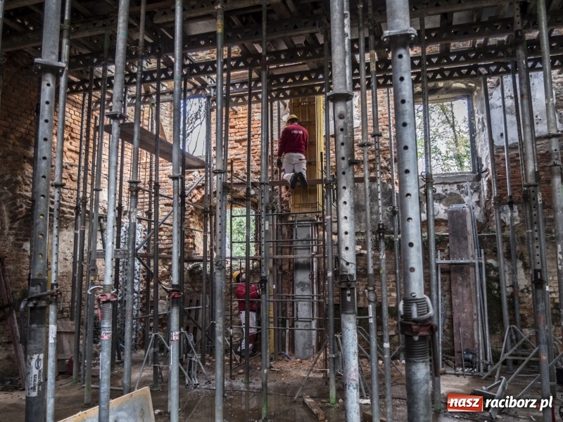 Zdjęcie w galerii na portalu naszraciborz.pl: Trwa odbudowa zamku w Tworkowie. Zobaczcie co widać z punktu widokowego na wieży wiadomości z regionu