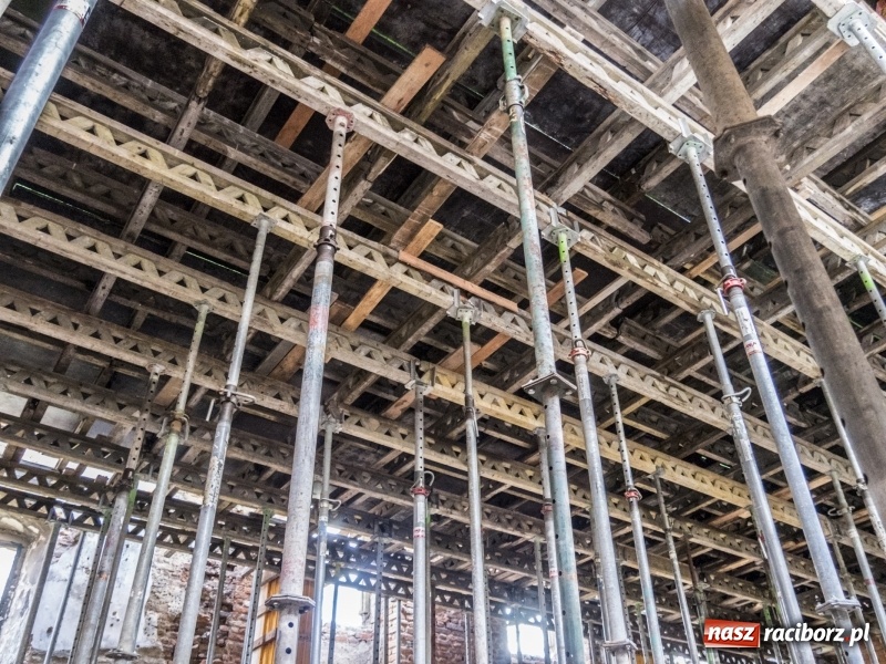 Zdjęcie w galerii na portalu naszraciborz.pl: Trwa odbudowa zamku w Tworkowie. Zobaczcie co widać z punktu widokowego na wieży wiadomości z regionu