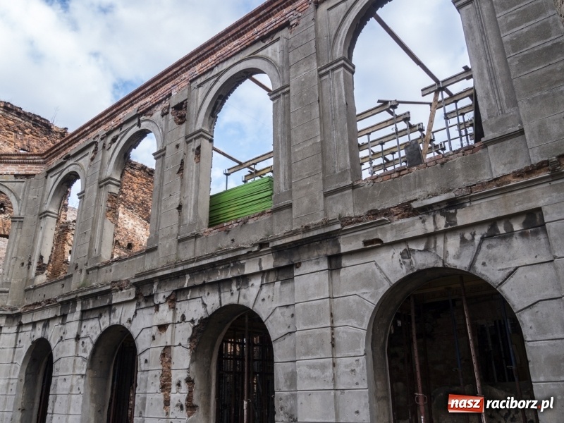 Zdjęcie w galerii na portalu naszraciborz.pl: Trwa odbudowa zamku w Tworkowie. Zobaczcie co widać z punktu widokowego na wieży wiadomości z regionu