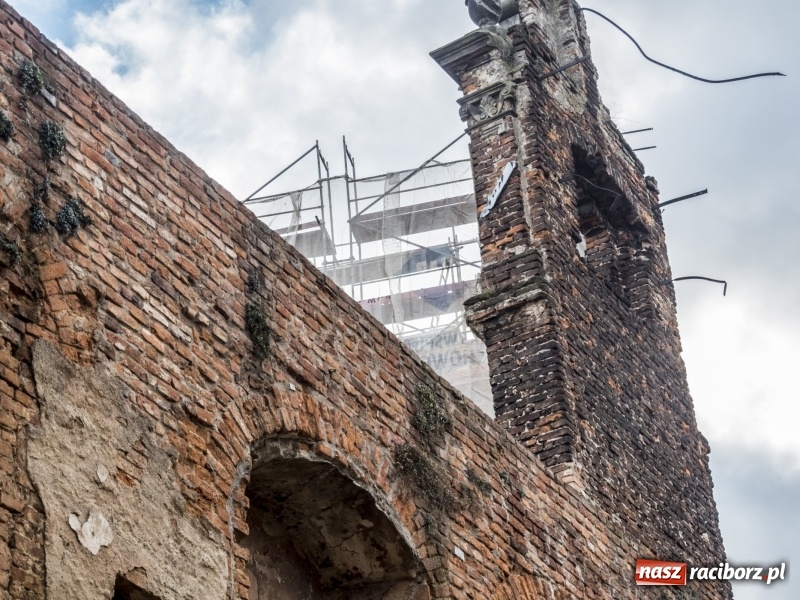 Zdjęcie w galerii na portalu naszraciborz.pl: Trwa odbudowa zamku w Tworkowie. Zobaczcie co widać z punktu widokowego na wieży wiadomości z regionu