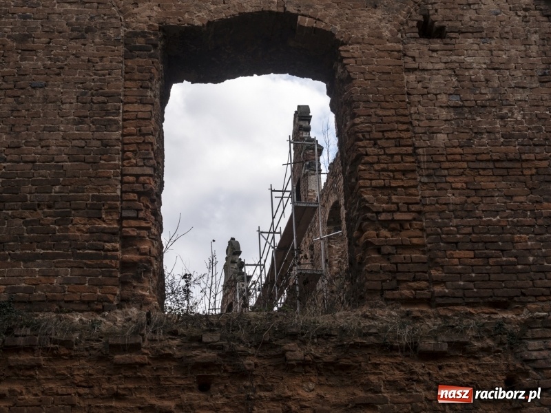 Zdjęcie w galerii na portalu naszraciborz.pl: Trwa odbudowa zamku w Tworkowie. Zobaczcie co widać z punktu widokowego na wieży wiadomości z regionu