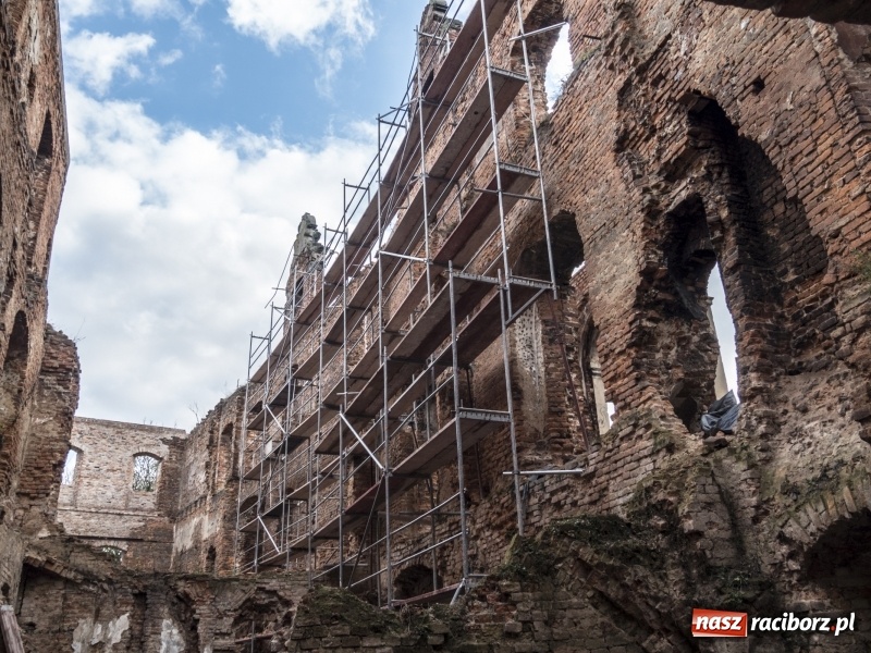 Zdjęcie w galerii na portalu naszraciborz.pl: Trwa odbudowa zamku w Tworkowie. Zobaczcie co widać z punktu widokowego na wieży wiadomości z regionu