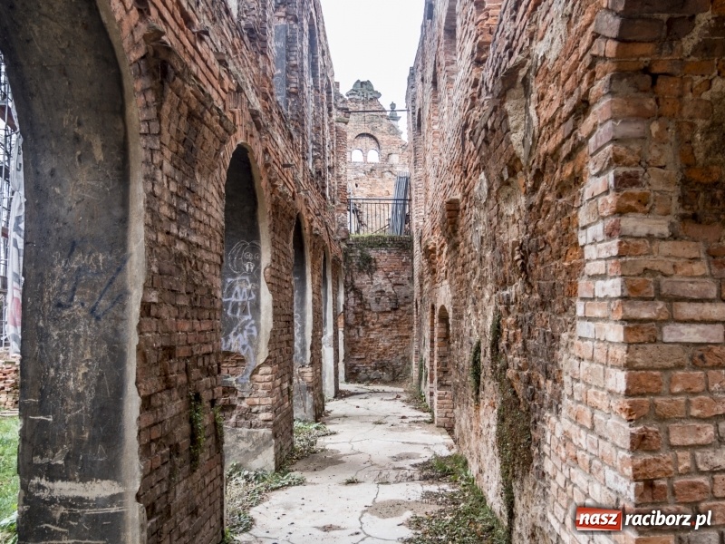 Zdjęcie w galerii na portalu naszraciborz.pl: Trwa odbudowa zamku w Tworkowie. Zobaczcie co widać z punktu widokowego na wieży wiadomości z regionu