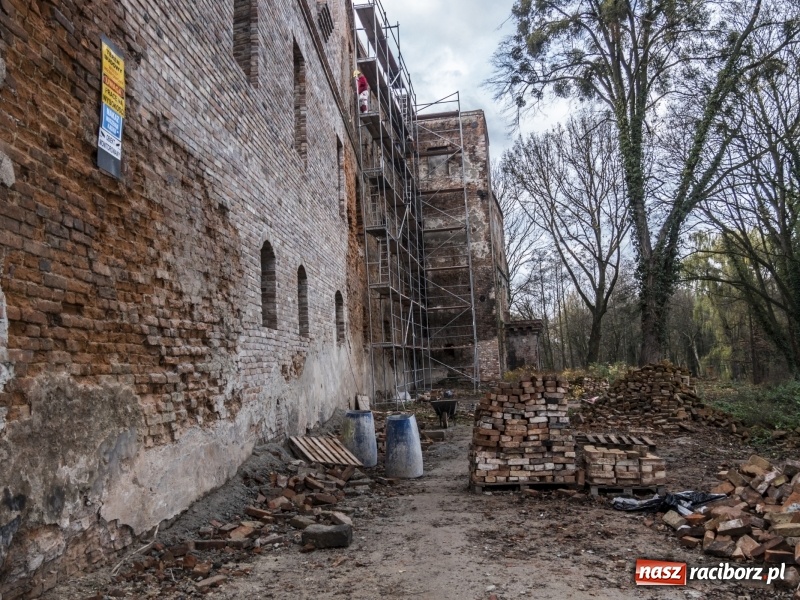 Zdjęcie w galerii na portalu naszraciborz.pl: Trwa odbudowa zamku w Tworkowie. Zobaczcie co widać z punktu widokowego na wieży wiadomości z regionu